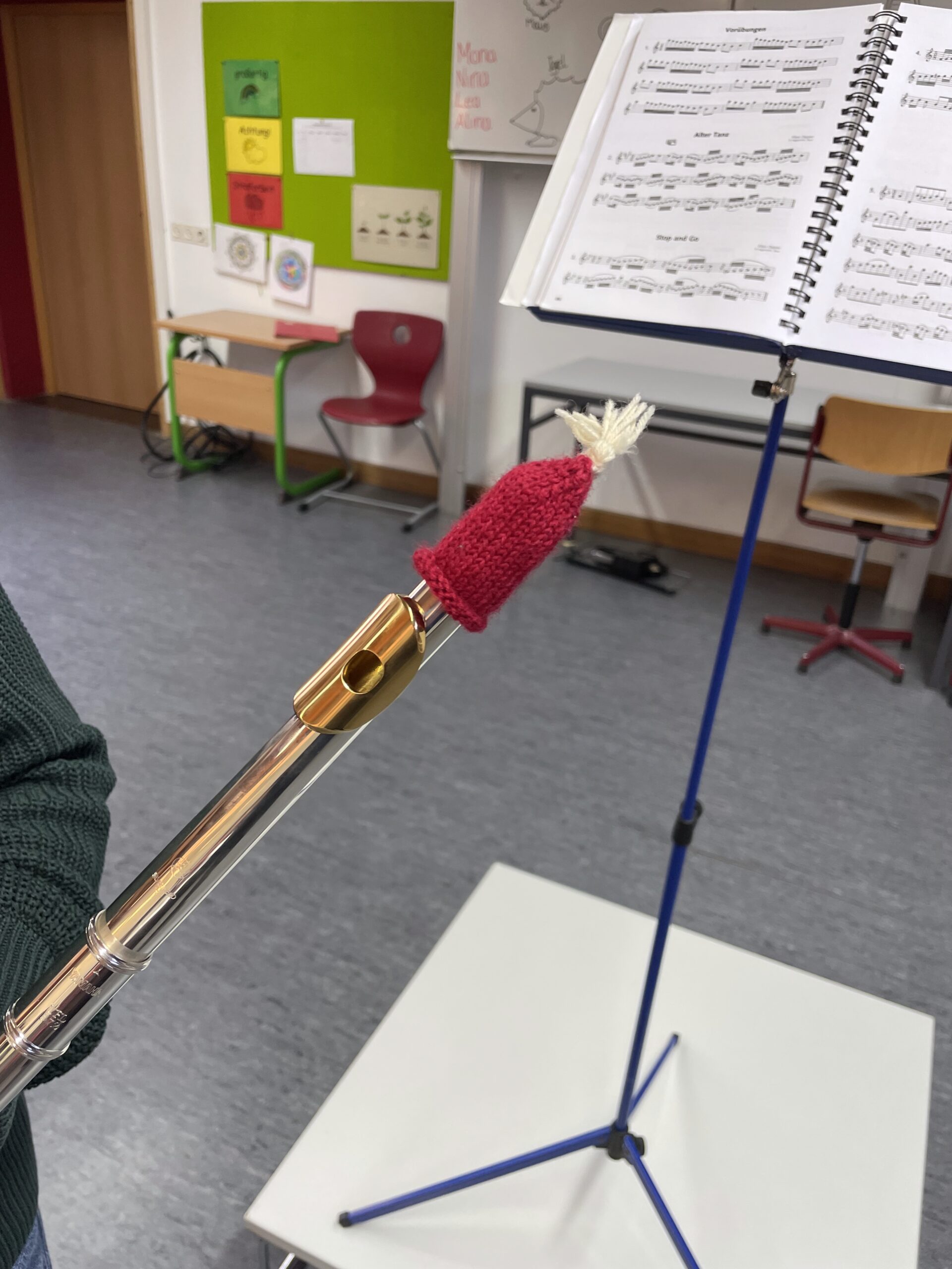 Eine Querflöte mit einer weihnachtlichen Kopfbedeckung.