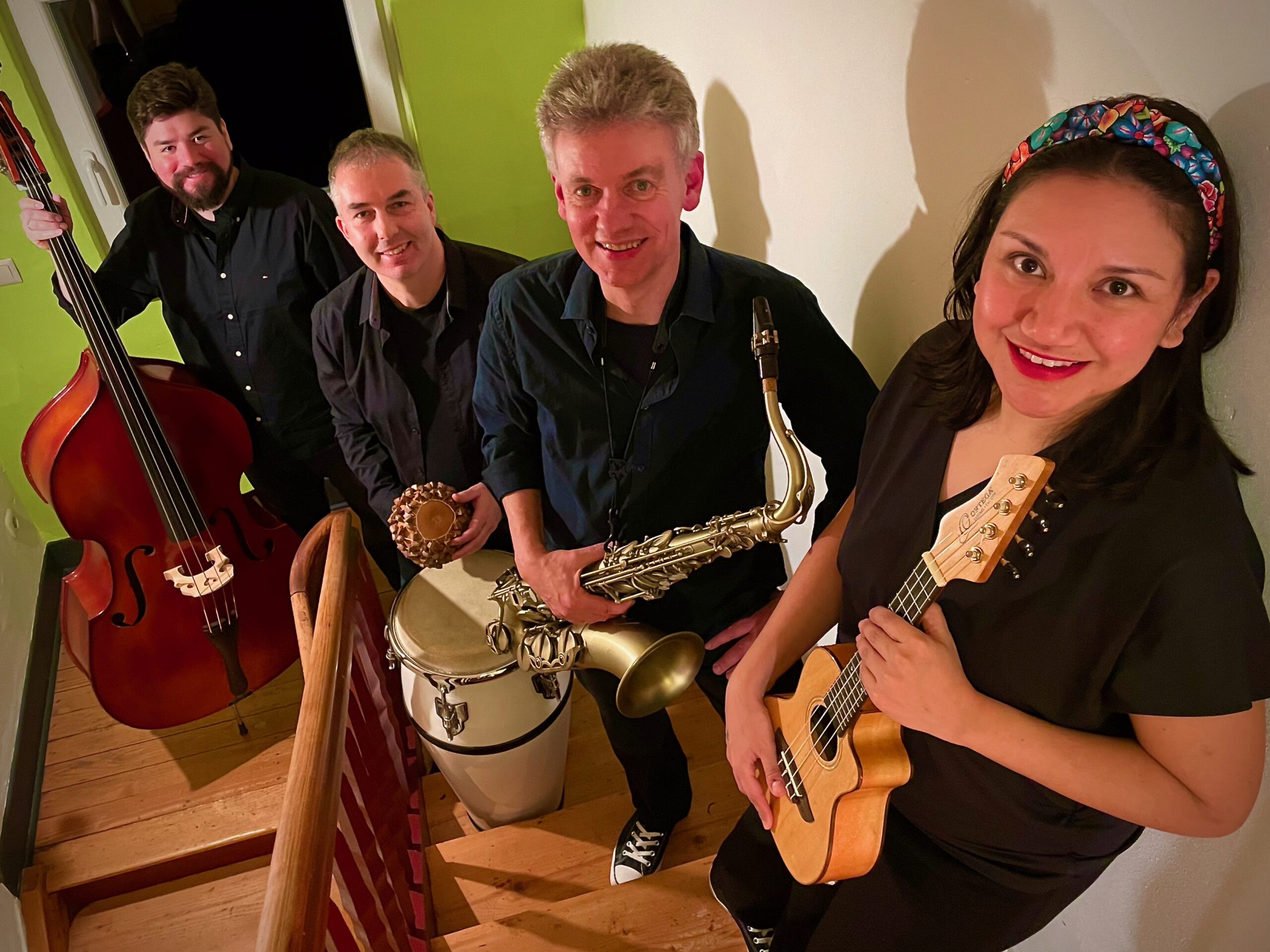 Vier Musiker von Mojito Acústico mit Instrumenten.